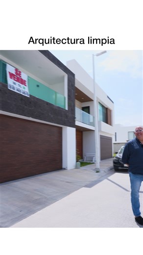 Composición en blanco | Obras Ajenas | Urbina Design Ve a ver el video completo AQUÍ: https://youtu.be/3Vs5_xppZXA En este video recorremos una obra desarrollada por un estudiante de la Academia de Arquitectura Avanzada, quien, acompañado y guiado por sus profesores, logró materializar un proyecto único e interesante donde la volumetría blanca y el juego de medios niveles construyen espacios dinámicos, bien proporcionados y llenos de intención. Terreno: 11m x 22m (250m²) Construcción: 280m² Recá