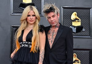 Avril Lavigne : les photos de ses fiançailles à Paris - Elle