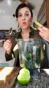 1.4M views · 37K reactions | Ingredientes: 10 chiles jalapeños sin semilla (si quieres que pique más agrega 1 chile serrano o deja un jalapeño con las semillas) 1 aguacate 1 diente de ajo 1 limón real o amarillo 1 puñito de cilantro 1/3 taza aceite de oliva Sal al gusto #receta #salsa #aguacate #tacos | Cuchara Mía | Facebook