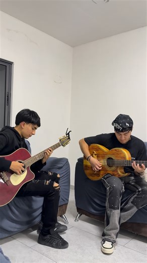 Daniel Gomez on Instagram: "LOS COLLARES 📿 - - - #requinto #oscarmaydon #fyp #music #spread"