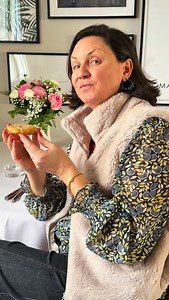 🇫🇷 Grosse erreur avec ces cookies ultimes au chocolat. Oui c’est mieux quand on le dit… J’ai fait l’erreur de goûter un cookie. Je me suis dis “nan mais croque juste un morceau. Pour la vidéo. C’est bien de voir l’intérieur…” Et paf ! Je suis accrochée direct, je n’ai pas pu m’arrêter ! 😅 Alors si toi aussi tu veux tester ta résistance… https://www.casseroleetchocolat.fr/ultimes-cookies-pepites-chocolat/ Voici les ingrédients! 110 g de beurre à température ambiante 60 g de sucre semoule 70 g