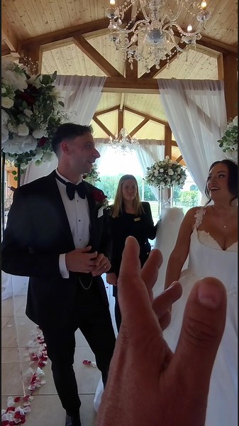 Boda de Hannah y Dan: Salida y lanzamiento de confeti