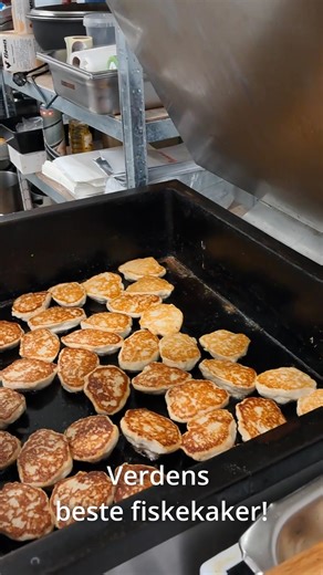 🐟I morgen er det fiskekaker på Bønes! Vi steker ferskt og godt hele dagen. Kom inn i våre åpningstider – vi gleder oss til å se deg! #fiskekakeonsdag #bønesgårdsmat #lokalmat #hjemmelaget #middagstips | Bønes Gårdsmat