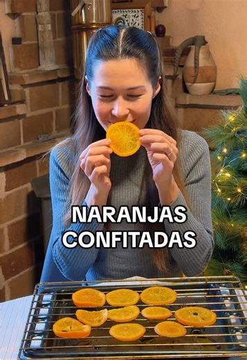Cómo hacer naranjas confitadas en casa para tu roscón o para comer tal cual. Ingredientes: \t•\t2 naranjas medianas \t•\t1 cucharadita de bicarbonato o sal (7 g) \t•\t150 g de azúcar \t•\t300 g de agua Preparación: \t1.\tLava bien y corta las naranjas en rodajas finas. \t2.\tHiérvelas 3 minutos con agua y bicarbonato o sal. \t3.\tEnjuágalas en agua fría y reserva. \t4.\tHaz un almíbar con agua y azúcar. Añade las rodajas. \t5.\tCocina 1 hora a fuego bajo, sin remover con cuchara. \t6.\tDeja repo