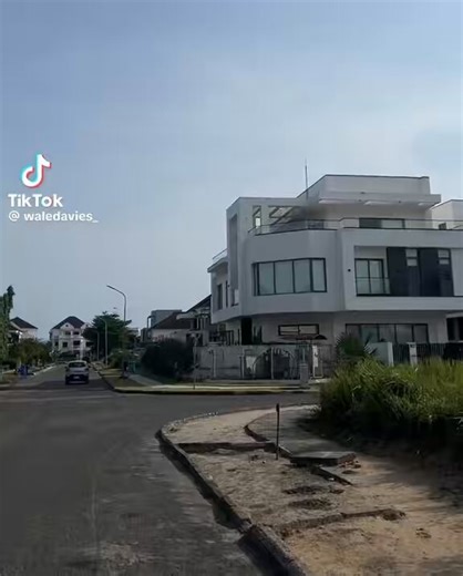 This is a view of Pinnock beach estate and most of these houses are empty btw because developers are steadily building houses that people in the country afford. But it’s sooo beautiful 🥹🥹