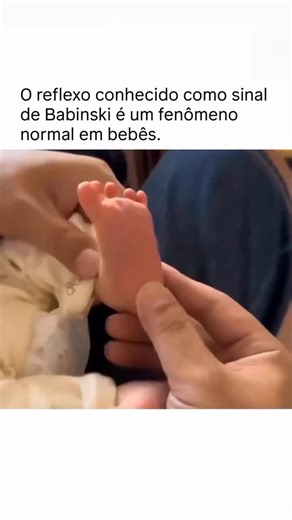 Relatividade Mental on Instagram: "O reflexo conhecido como sinal de Babinski é uma resposta neurológica observada normalmente em bebês de até um ano de idade. Esse reflexo ocorre devido à imaturidade do trato corticoespinhal, a via nervosa que conecta o cérebro à medula espinhal. Quando a sola do pé do bebê é acariciada, há uma dorsiflexão do dedão, que se move para cima, enquanto os outros dedos se abrem em um movimento de leque. Essa resposta é considerada um sinal de desenvolvimento neurológ