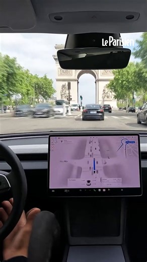 Une Tesla traverse la place de l'Étoile sans conducteur