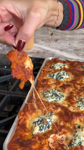 This sheet pan lasagna is my spin on the classic dish that isn't only easier to make but it ensures more perfectly crisp bites all throughout!! 😍 https://giadadelaurentiis.visitlink.me/HJAVpc | Giada De Laurentiis
