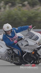 Japanese female police motorcycle officers白バイ・女性隊員がデカいCB1300Pを完全支配！兵庫県警 #白バイ #policeofficer #cb1300 #policemotorcycle | MotoBasic