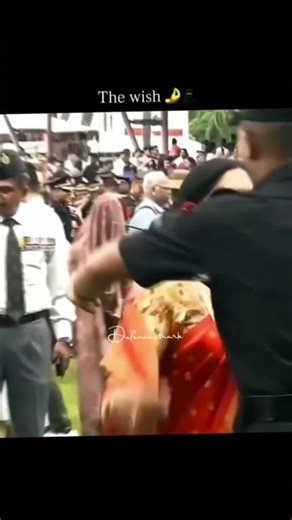 every mom deserve thi 🖤😍 #shorts learn handstand step #army