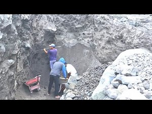 The three sand miners processed the sieving and looked for sand on the side of the two miners.
