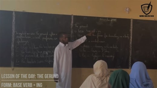 Djinda English club on Instagram: "🎬 DEC COURSES: Gerund (Gérondif) – Lesson of today with @best_side_dreamed Dans cette vidéo, notre professeur d’anglais vous explique le gérondif en anglais (-ing) et son utilisation. 🔹 Le gérondif est la forme -ing du verbe 🔹 Il s’utilise comme un nom dans la phrase 🔹 Il est très fréquent après certains verbes et expressions Une explication simple, claire et essentielle pour mieux parler anglais 🔥 Cadrage et Son: @mohamedsankhare221 Montage: @moussafarba 