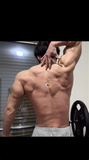 We tested whether a muscular person could remove something stuck to their back. #weighttraining #...