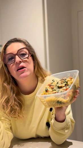 ✨ De lekkerste pasta die klaar is in 20 minuten Snel, gezond & zo smaakvol dat ik er zelf 14 kilo mee afviel 🍝💛 En nee… gezond eten hoeft écht niet saai te zijn. Ik combineer graag comfortfood balans, zodat het haalbaar blijft in een druk leven met werk & een kindje. Dat is exact hoe ik mijn eigen resultaten heb gehaald. Wil jij ook lekker blijven eten én toch resultaat zien? ✨ Recept staat in m’n link in bio 👉 Wil je van start gaan met een gezonde levensstijl? Reageer START 💛 #gezondelevens