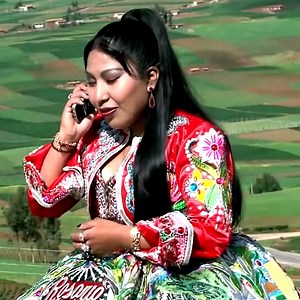 ♪ Rosario Flores Princesa Sandina Tema: Aló, Aló / Videoclip Oficial Autor y Compositor: Joel Guzmán Orihuela Lipa Huayno Sureño Peruano ¡Sigue a Rosario Flores en Facebook! 🔵 https://facebook.com/RosarioFloresPeru 🔴 https://youtube.com/RosarioFloresPeru 📲 Contacto: ( 51) 996-111664 / 939-367588 / 941-435956 Sello Discográfico: Productora BELÉN / Perú Agrupación: Los Imparables Del Escenario / Juliaca ♪ ALÓ, ALÓ (Letra) Vivo Triste Esperando Tu Llamada Sin Saber Nada, Nada De Ti Mi Corazón Me