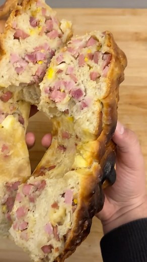 Domenico Scarico on Instagram: "CASATIELLO napoletano 📍SALVA IL post e segui @dscarico_foodblog Ingr. Per un ruoto da 28-34 cm 500 gr Farina 00 300 ml di acqua 100 gr sugna 1 cucchiai di zucchero 20 gr sale 12,5 gr di lievito di birra Q.b. Salumi, provola secca,uova sode, parmigiano, pepe •Sciogli lievito in acqua insieme allo zucchero. Unire la sugna alla farina, l’acqua in cui avete sciolto zucchero e lievito, impostare. Infine il sale. Far lievitare 2/3 h coperto con pellicola. •Dividere l’i