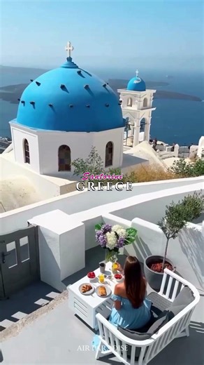 Santorini feels like a dream you never want to wake up from 🇬🇷