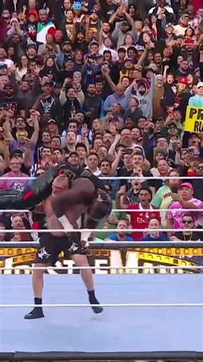 Brock Lesnar conquistó a el Gigante Omos en #WrestleMania 39 con su gran poder 😤