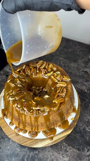 The Strawberri Show on Instagram: "Full tutorial drops tonight in my Cheesecake Jar Class! 😍 And baby… this pound cake? It hits different, just wait til you see! #thestrawberrishow #cakes #poundcakelovers #butterpecan #butterpecanpoundcake #foodblogger #cakejars #dessert #homemade #cookingathome #757baker"