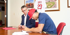 2023 1st-rounder Davis signs with Cards, takes BP in St. Louis
