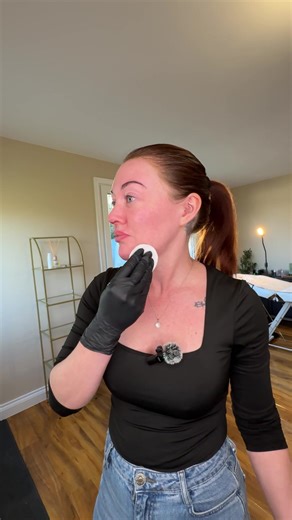 Microneedling is one of the most in demand treatments! It works by stimulating your skin’s natural repair process, which helps with: ✨ fine lines & wrinkles ✨ uneven texture ✨ acne scarring ✨ pigmentation ✨ enlarged pores ✨ dull, tired skin It encourages collagen and elastin production, meaning your skin improves gradually and naturally over time — not just for a few days. This isn’t a one-size-fits-all treatment, which is why I always recommend a consultation first to assess your skin, your goa