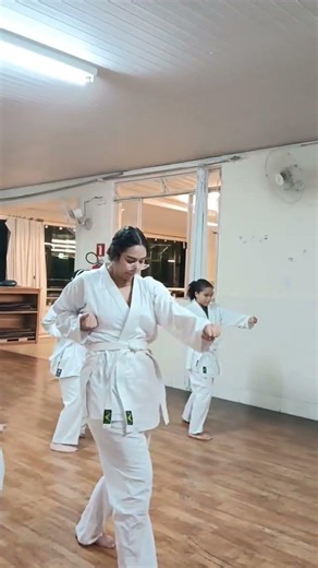 Treino de soco inverso deslocando na base.#Academia Olimpius,Ipatinga mg.Prof:Natercio.