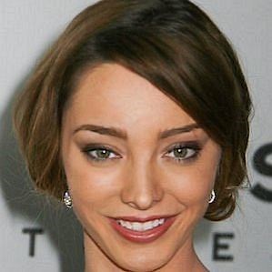 Emma Dumont Boyfriend 2026: Dating History & Exes - CelebsCouples