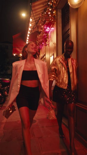 Through the night ... 🌃 From one moment to the next, Huile Prodigieuse® Roll-On stays in the bag, ready to reactivate skin glow and sensorial scent whenever the night moves forward 💃 #Nuxe #HuileProdgieuse#RollOn #GlowSkin #DryOil #BodyOil #BodyGlow