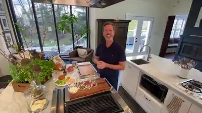 304K views · 3.4K reactions | Ricardo voulait faire du barbecue dehors aujourd'hui, mais «la chienne l'a pogné».  Le secret de ces hamburgers doubles à l'américaine? La sauce! La recette ici  https://bit.ly/2VcBKi3 | Ricardo Cuisine | Facebook