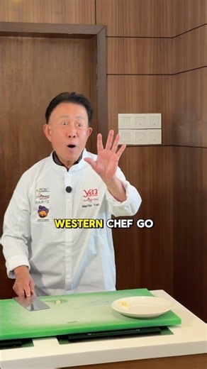 Martin Yan Legend Chef shows how to mince garlic fast #martinyan #masterchef #garlic #knifeskills