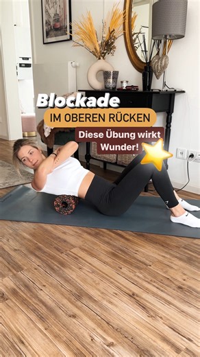 BLOCKADE IM OBEREN RÜCKEN⁉️ 🔸 Speichere unbedingt das Video, damit du die Übung jederzeit parat hast! Gerade im oberen Rücken neigen wir oft zu Verspannungen und „Blockaden“! WARUM❓ 👉🏼 Aufgrund der dauerhaft gekrümmten Haltung (beim Sitzen, am Handy oder oder) befindet sich unser Oberkörper in einer C-Position! 💡 Die Brust ist angenähert = wird langfristig fest und steif! Der obere Rücken wird in die Länge bzw. Dehnung gezogen = wird langfristig immer schwächer! All das führt zu einer muskul