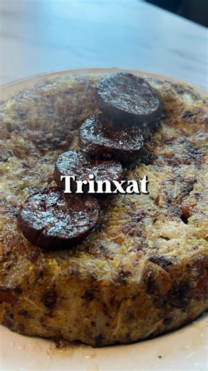 La Fugoneta on Instagram: "Trinxat ⏰Temps d’elaboració: 35 minuts INGREDIENTS (2 persones) ·2 patates mitjanes ·1/2 col d’hivern ·150 g de papada curada ·1/2 botifarra negra ·2 grans d’all · Oli d’oliva · Sal i pebre PREPARACIÓ: 1. Talla i neteja la col. Pela i talla les patates. Com més petit ho tallis, menys tardarà a coure. 2. Posa la col i la patata dins l’olla, cobreix amb aigua i un toc de sal. Bull uns 15–20 minuts fins que sigui tot tendre. 3. Pela i lamina els alls. Talla la papada i la