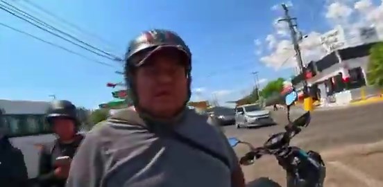 Motociclista tiene percance con una mujer y su familia. Lo alcanza con intenciones de golpearlo y acusarlo de robo.