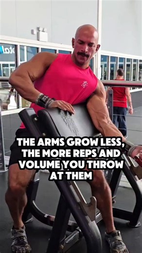 Here's a simple reason why it's a terrible idea to force the arms into growing by doing dedicated arm days and hitting them with as many reps and sets as they can handle.⠀⠀ ⠀⠀ The biceps and triceps, alongside the pecs, are the easiest muscles to damage.⠀⠀ ⠀⠀ Muscle damage is exacerbated by high reps, high volumes, lengthened movements, and slow eccentrics.⠀⠀ ⠀⠀ It is not a driver of hypertrophy.⠀⠀ ⠀⠀ It's literally an inhibitor of hypertrophy, as it diverts MYOPS away to repair instead of the s