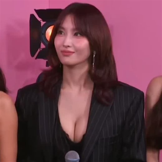 Momo Chile 🎀 on Instagram: "[#VIDEO|251015] Momo durante la entrevista en la Pink Carpet de Victoria Secret Fashion Show 💕💞 Cr. A quien corresponda #MomoChile🎀🍑 #Momo #HiraiMomo #트와이스 #모모 #平井もも #TWICE #MISAMO #Ten_The_Story_Goes_On"