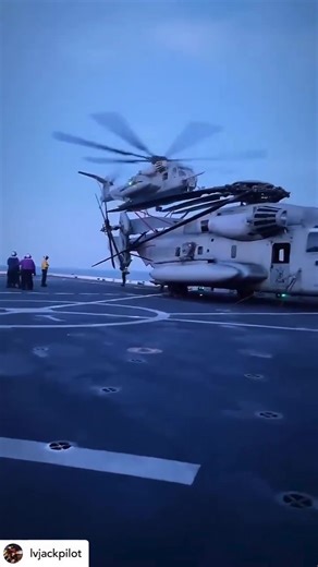 USA🇺🇸 Tension with Venezuela🇻🇪 in the CARIBBEAN🌊 The U.S. Navy🇺🇸 is deploying MH-60R Sea Hawk helicopters in the Caribbean from the USS Gettysburg. Day and night operations are part of the mission to combat illegal drug trafficking. | Joe Gibson