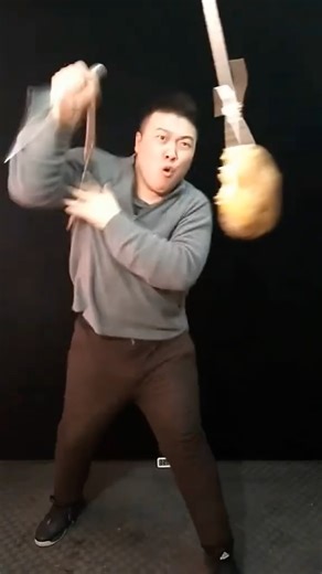 God Statham 郭达斯坦僧 | 双节棍击打摇摆物体训练，面部表情略搞笑🤣 Follow @godstatham For More！ #kungfu #wushu #martialarts #Nunchaku #боевыеискусства #Artesmarciales | Instagram