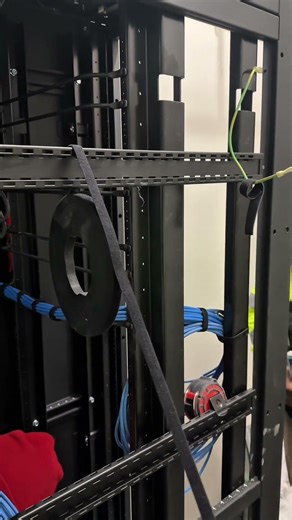 Velcro trick to keep the strips coming without setting your roll down! #Tips #Tricks #LifeHack #Help