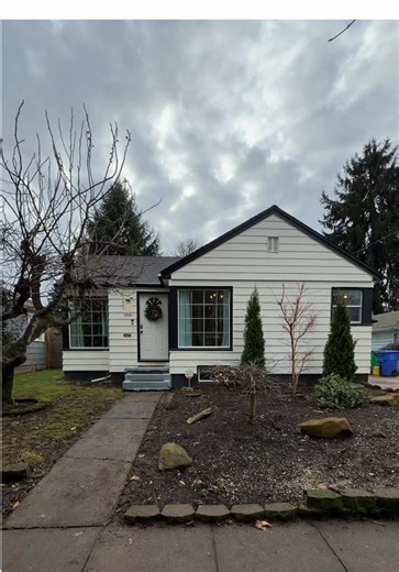 This cutie NE Portland cottage in Woodlawn really said no loitering 😅 Pending in 4 days at a very not-terrible price point. Winter market who? Good homes are still moving if you know where to look 👀❄️ Not my listing, but I can help you buy your next home 🫶 📍Portland, OR 97211 💵 Listed at $495,000 🛌 2 Bedrooms 🛁 1 Bathroom 📐 2,078 Sq Ft Built 1942 🏫 Faubion Elem (6/10) | Faubion MS (6/10) | Jefferson HS (5/10) 🧾 2025 Taxes $3,642 📜 MLS 440714942 Listed by Michelle Krause, John L. Scott