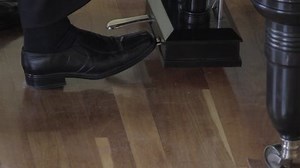 Leg of a pianist who click on the pedals, for piano tones changed.