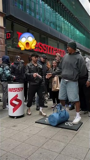 People Try to Lift an Extremely Heavy Bag 💪😮voir