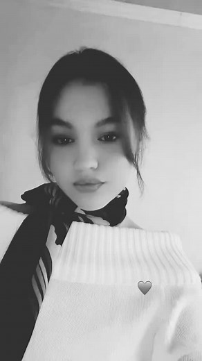 🩶 Sunt o visătoare. Știu atât de puțin despre viața reală, încât nu mă pot opri să retrăiesc momentele perfecte în visele mele. O să visez fiecare secundă, fiecare zi, întreaga viață.#vibes #fyp #InspirațieLirică