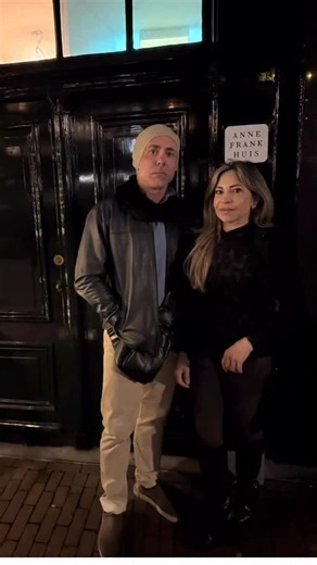 Dayan Siebra on Instagram: "Hoje estive com minha família em um lugar que sempre sonhei em conhecer e que não é apenas um ponto turístico. A Casa de Anne Frank, na Holanda, é um espaço de silêncio, memória e responsabilidade. Ali, entre paredes estreitas e escadas íngremes, a história deixa de ser livro e vira presença. Você sente no corpo o peso da perseguição e da injustiça que marcaram a vida de milhares de pessoas e principalmente, de uma adolescente que só queria viver, sonhar e escrever. A