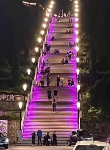 Πριν πέσει η πρώτη σταγόνα, η Πάτρα κρατά την ανάσα της. Στις Σκάλες Αγίου Νικολάου το ξημέρωμα δεν θα κατέβει ήσυχο. | Πατρινό καρναβάλι Πλατεία Βασιλέως Γεωργίου Α' Patras Carnival