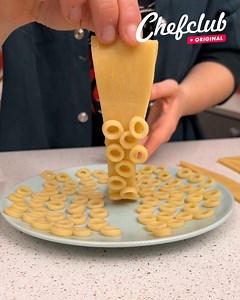 921K views · 14K reactions | Ursula Blueberry Pie! It will tentacle your fancy 不 | Chefclub GruB | Facebook