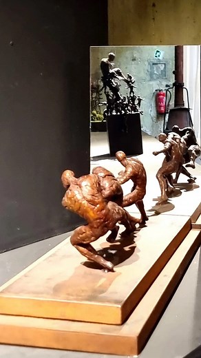 TENSANDO II . Bronce , hierro y espejo . 82 x 32 x 53,5 cm . #contemporaryart #artecontemporáneo #art #arte #escultura #sculpture #fernandosuarezreguera #tallerdearte #artworkshop | Fernando Suárez Reguera