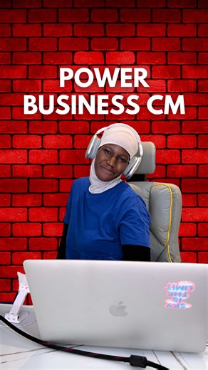 Je travaille depuis ma chambre, à Bamako. Sur un bureau simple. Confortable. Et pourtant, je construis un vrai business en ligne. Être community manager freelance et formatrice ce n’est pas un “petit métier”. C’est une compétence qui peut te permettre de travailler avec des entreprises, ici et ailleurs, si tu es formé et structuré. C’est exactement ce que j’enseigne dans Power Business CM : comment devenir community manager professionnel, comment trouver des clients, et comment transformer cette
