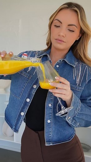 Christina Meri Zinck on Instagram: "Hjemmelavede ingefærshots – en lille selfcare-rutine med stor effekt! ✨ Opskrift: 🥕 0,5 liter vand 🧡 2 små gurkemejerødder 🍊 1 appelsin 🍋 1 citron 🫚 1,5 ingefær 🌶️ Lidt peber (for at aktivere gurkemejen) . Hvorfor er det godt? ♥ Ingefær og gurkemeje er antiinflammatoriske og styrker immunforsvaret ♥ Citron og appelsin giver C-vitamin og energi ♥ Peber øger optagelsen af gurkemeje Skal du prøve det sammen med mig?💛✨ — ellers fortæl mig, hvordan du elsker