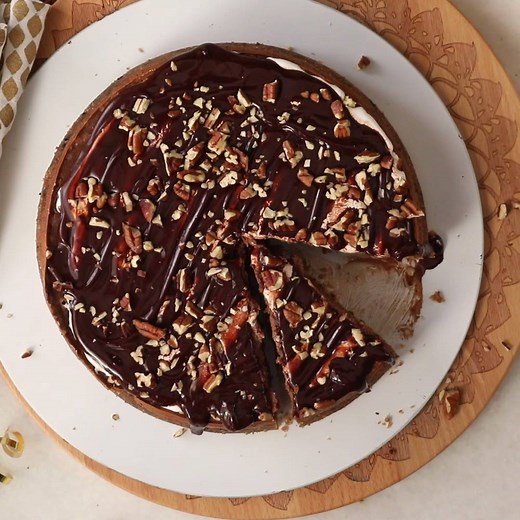Mississippi Mud Cheesecake: http://spr.ly/60098s0DU | Allrecipes