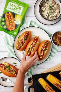 🌭 Classic Hot Dogs 🌭 Making the switch to plant-based has never been easier! Dig into the perfect mix and match meal with our fan-fave Hot Dogs. Grab the recipe at our link below💚 Recipe: https://bit.ly/ClassicHotDogs | Vegie Delights